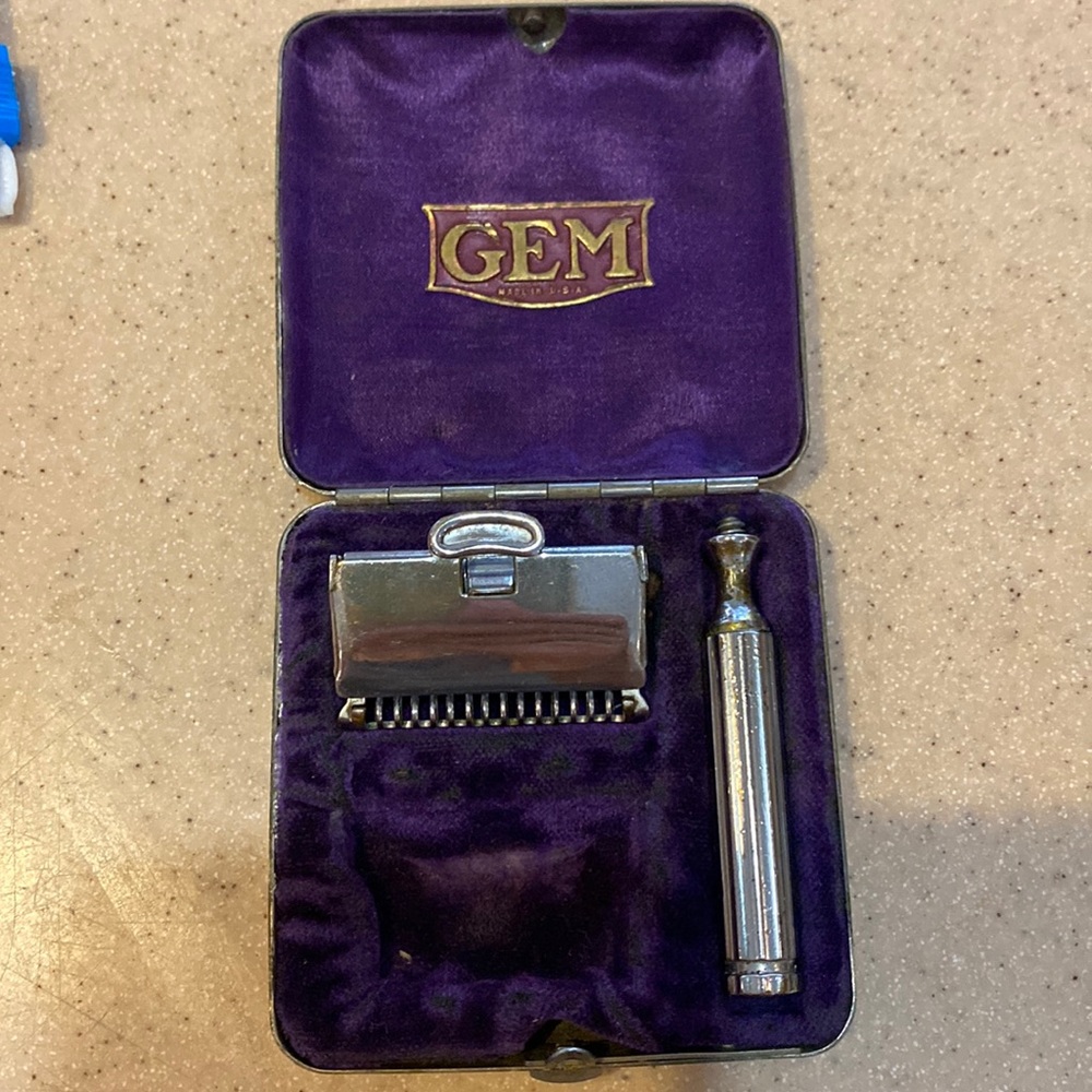 GEM 1912 safety razor in original stainless steel velvet lined case